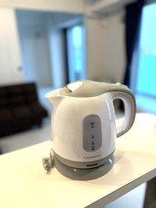 小樽902号室302号室小樽キャナルビュー ams東雲的桌子上的一个白茶水壶