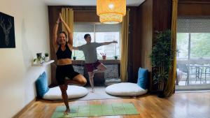 due donne in una lezione di yoga in un soggiorno di Origami Porto Residência & Hostel a Vila Nova de Gaia
