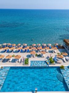 Бассейн в Manolya Hotel или поблизости