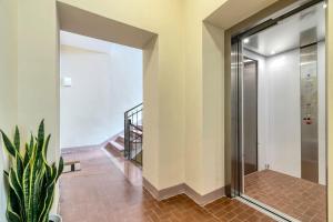 ボローニャにあるCarbonara Palace 5 - Luxury Comfort under Medieval Towersの廊下(ガラスドア、階段付)