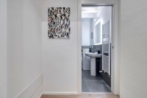 ボローニャにあるCarbonara Palace 5 - Luxury Comfort under Medieval Towersの洗面台と鏡のある白いバスルーム +25枚の写真