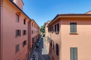 ボローニャにあるCarbonara Palace 5 - Luxury Comfort under Medieval Towersの二棟の間の路地の眺め