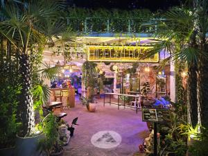 un patio con un mucchio di piante e luci di Hideout Hostel a Haad Rin
