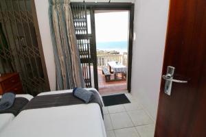 Postel nebo postele na pokoji v ubytování Uvongo Cabanas 1B