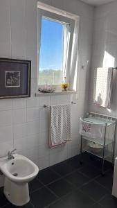 un bagno bianco con un lavandino e una finestra di Cottage da Fonte Seca a Ferreira do Zêzere Altre 80 foto