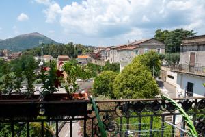 balkon z widokiem na miasto w obiekcie Mandevilla Home w mieście Caiazzo