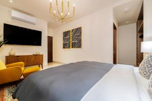 Luxury condo with pool, jacuzzi, and private terrace客房内的一张或多张床位