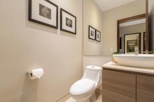Luxury condo with pool, jacuzzi, and private terrace的一间浴室