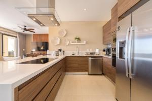 Luxury condo with pool, jacuzzi, and private terrace的厨房或小厨房
