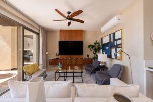 Luxury condo with pool, jacuzzi, and private terrace的电视和/或娱乐中心