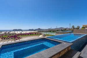 Luxury condo with pool, jacuzzi, and private terrace内部或周边的泳池