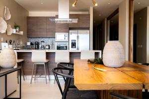 Luxury condo with pool, jacuzzi, and private terrace的厨房或小厨房