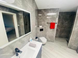 Koupelna v ubytování Anfi Tauro Golf Villa with private heated pool
