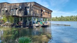 Výhled na řeku, která protéká v blízkosti bed and breakfast