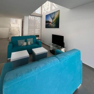 Μια τηλεόραση ή/και κέντρο ψυχαγωγίας στο Silvercoast Villa Concha Baia with private heated pool and seaview rooftop lounge