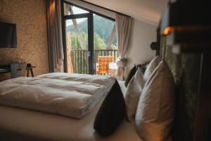 圣安东阿尔贝格Arpuria l hidden luxury mountain home - ADULTS FRIENDLY的一间带床和大窗户的卧室