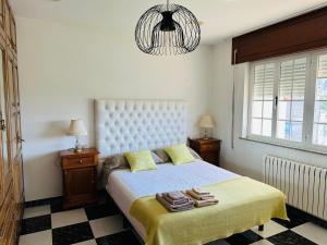 a bedroom with a bed with towels on it at Casa de Meruso in San Pedro
