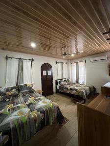 Postel nebo postele na pokoji v ubytování Apartamentos Mansión Tropical