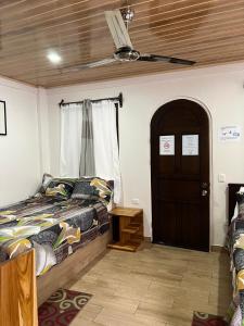 a bedroom with a bed and a ceiling at Apartamentos Mansi&oacute;n Tropical in Quepos