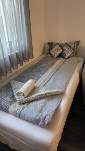 ブダペストにあるKoki apartmanのベッド(毛布、枕付)