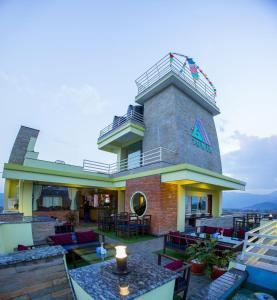 un ristorante con una torre in cima a un edificio di Hotel Task International a Pokhara