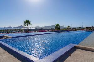 Luxury condo with pool, jacuzzi, and private terrace内部或周边的泳池