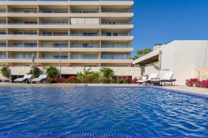 Luxury condo with pool, jacuzzi, and private terrace内部或周边的泳池