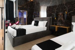 a hotel room with two beds with black and white at Nuar suite&spa in Palermo