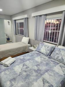 Ένα ή περισσότερα κρεβάτια σε δωμάτιο στο Apartamento em Aparecida numero 02