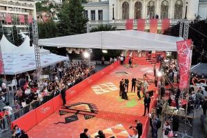 een menigte mensen die op een grote rode vloer staat bij Apartman A in the heart of Ferhadija - Parking available in Sarajevo