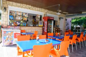 Reštaurácia alebo iné gastronomické zariadenie v ubytovaní Tsolakis Studios & Apartments