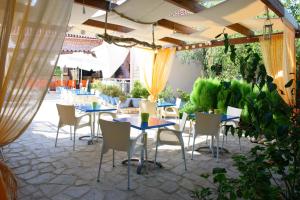 Reštaurácia alebo iné gastronomické zariadenie v ubytovaní Tsolakis Studios & Apartments