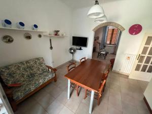 ペーザロにあるCasa Vacanze Tina centro Pesaroの木製のテーブルとソファのあるリビングルーム