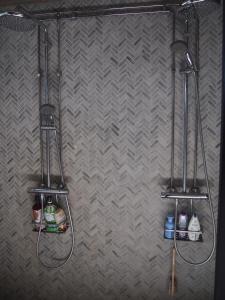 Suur AhvenkoskiSöderstrand B&B Kataja Room的墙上有两根软管的淋浴器 更多12张照片