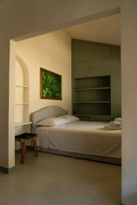 Cama ou camas em um quarto em Friendly & small 1-BR apt with beautiful terrace