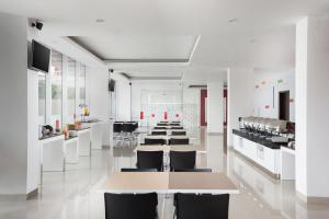 A kitchen or kitchenette at Amaris Hotel Citra Raya – Tangerang