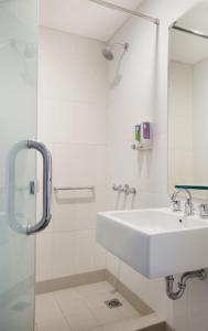 A bathroom at Amaris Hotel Citra Raya – Tangerang