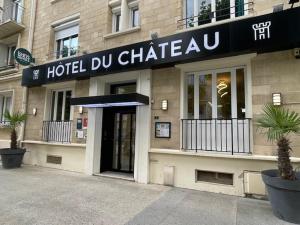 a hotel du chateau building with a sign on it at Logis Hotel Du Chateau in Caen