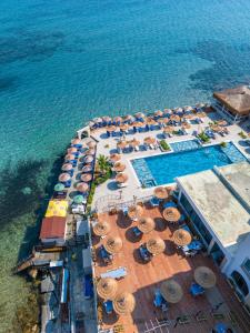 Бассейн в Manolya Hotel или поблизости