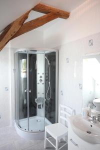 Kúpeľňa v ubytovaní Amazing renovated Loire Valley gite