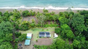 an aerial view of a resort on a beach at Habitación compartida con tres comidas incluidas y dos horas de electricidad diarias in Drake