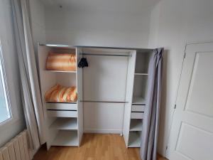 Ένα ή περισσότερα κρεβάτια σε δωμάτιο στο Chambre familiale pour 2 adultes et 2 enfants, sdb et cuisine partagées