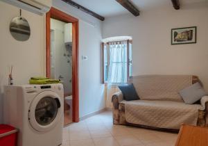 a living room with a washing machine and a couch at Fiammetta in Rovinj