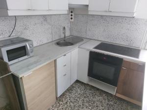Η κουζίνα ή μικρή κουζίνα στο Chambre familiale pour 2 adultes et 2 enfants, sdb et cuisine partagées