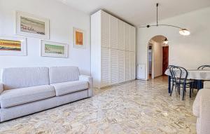 Ruang duduk di Gorgeous Apartment In Camogli With Wifi