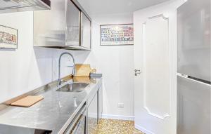 Dapur atau dapur kecil di Gorgeous Apartment In Camogli With Wifi