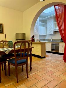 a kitchen with a table and chairs and an archway at Casa Martita in Taglio di Po