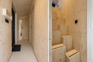 ヴェストカペレにあるHello Zeeland - Tiny House Zeeuwse Liefde 15の廊下のある木造の家 +13枚の写真