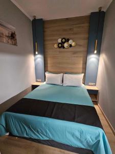 Ένα ή περισσότερα κρεβάτια σε δωμάτιο στο Blue superior modern studio