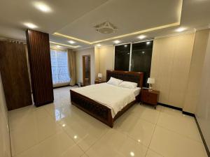 Postel nebo postele na pokoji v ubytování 2 bedroom furnished apartment Cedar Hills, Murree